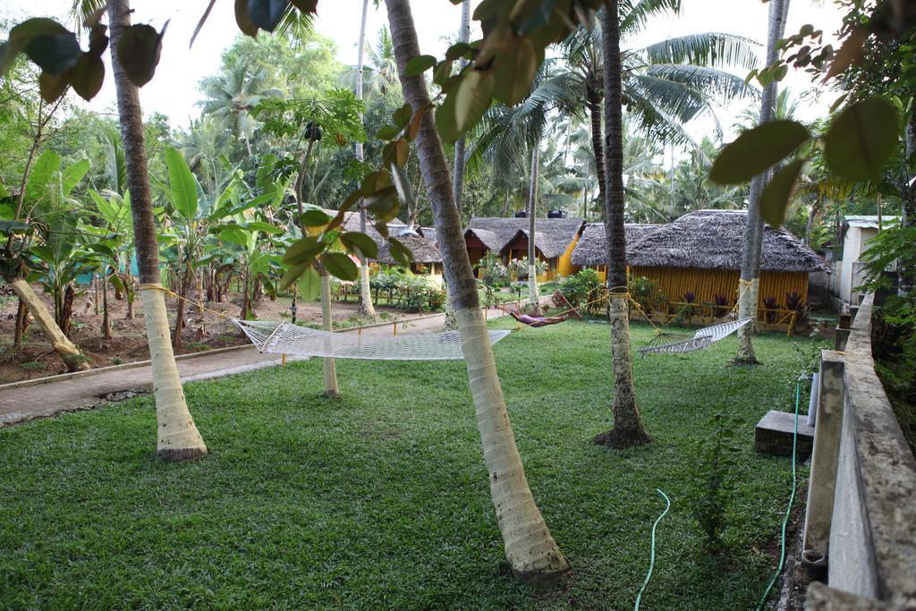 Savithri Inn Bamboo Cottages & Resorts バルカラ エクステリア 写真