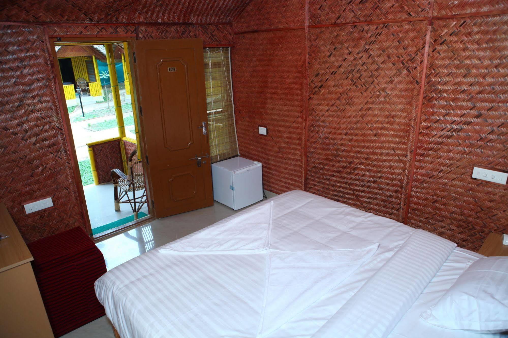 Savithri Inn Bamboo Cottages & Resorts バルカラ エクステリア 写真