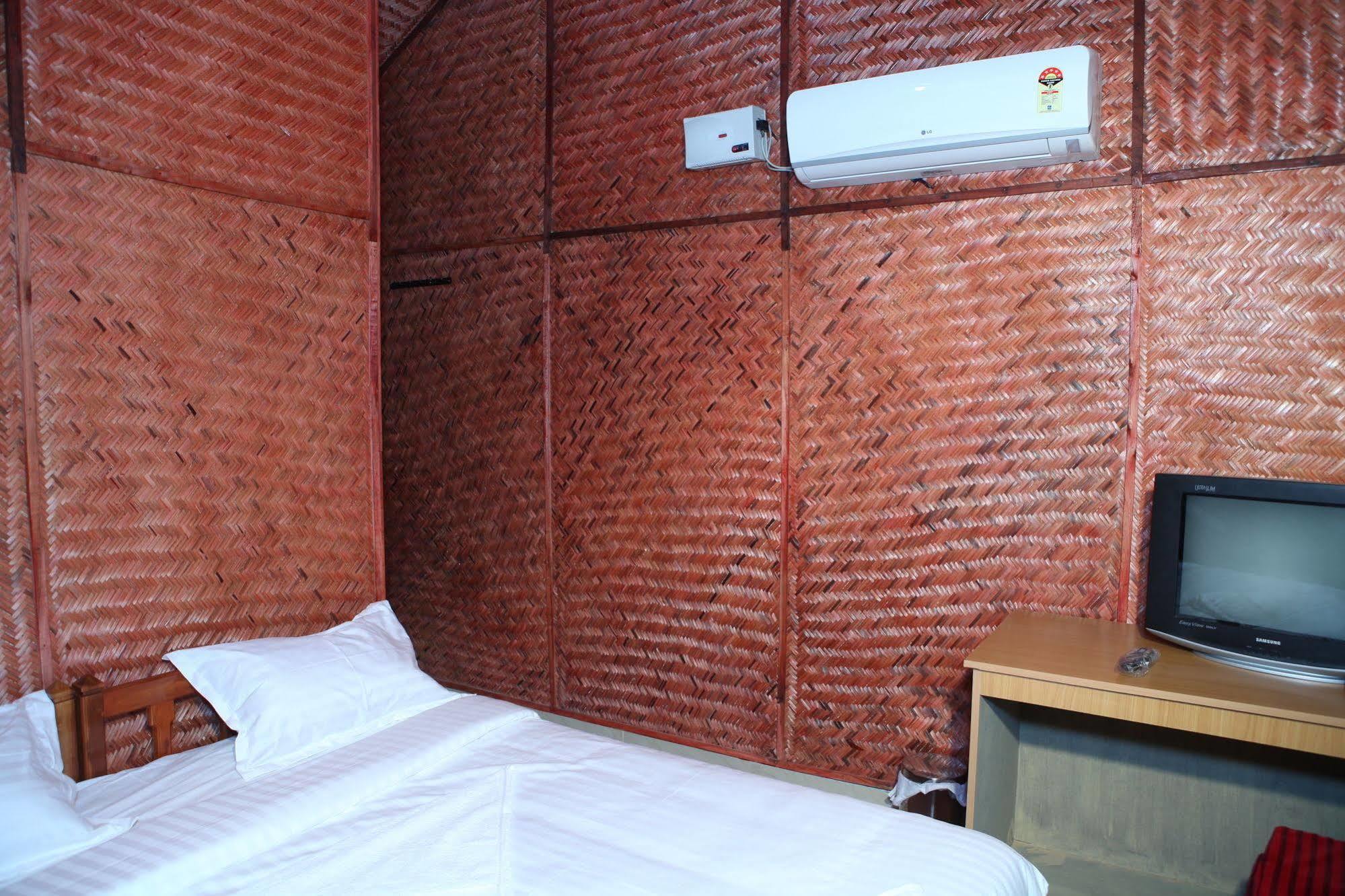 Savithri Inn Bamboo Cottages & Resorts バルカラ エクステリア 写真