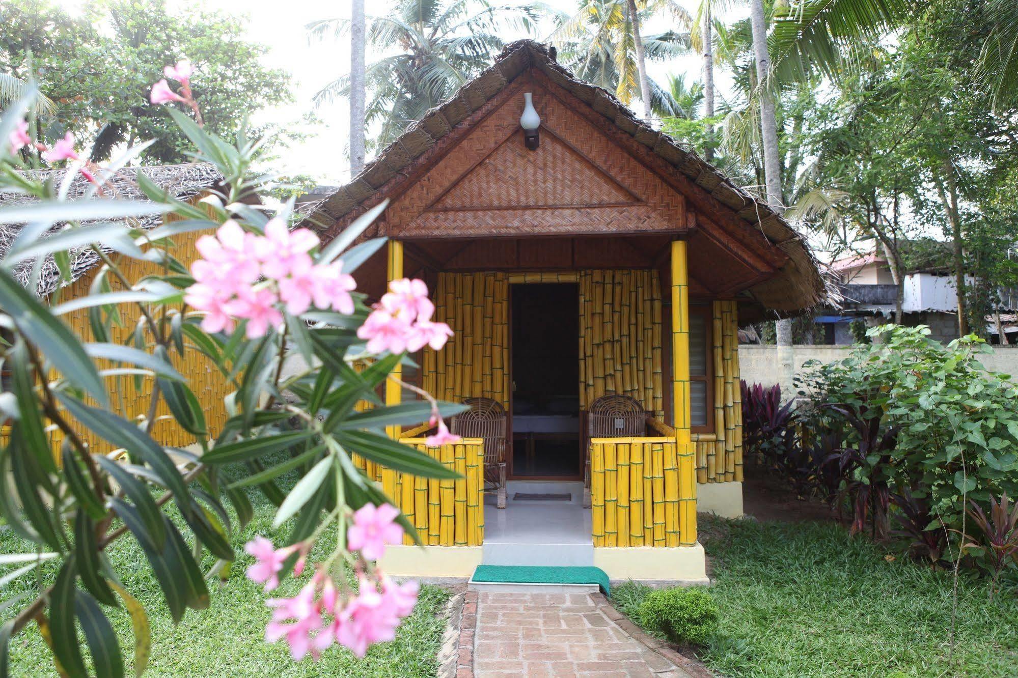 Savithri Inn Bamboo Cottages & Resorts バルカラ エクステリア 写真