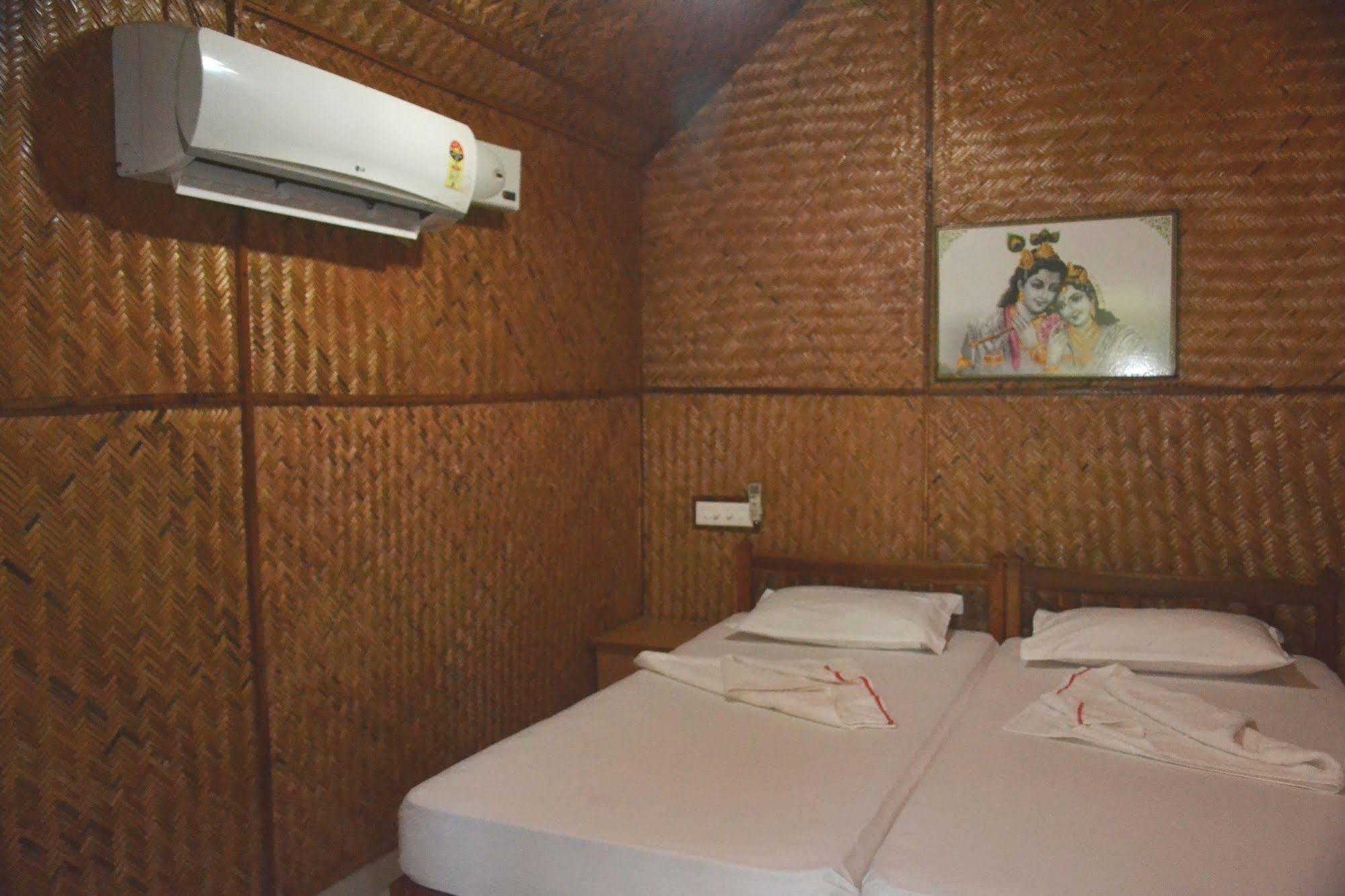 Savithri Inn Bamboo Cottages & Resorts バルカラ エクステリア 写真