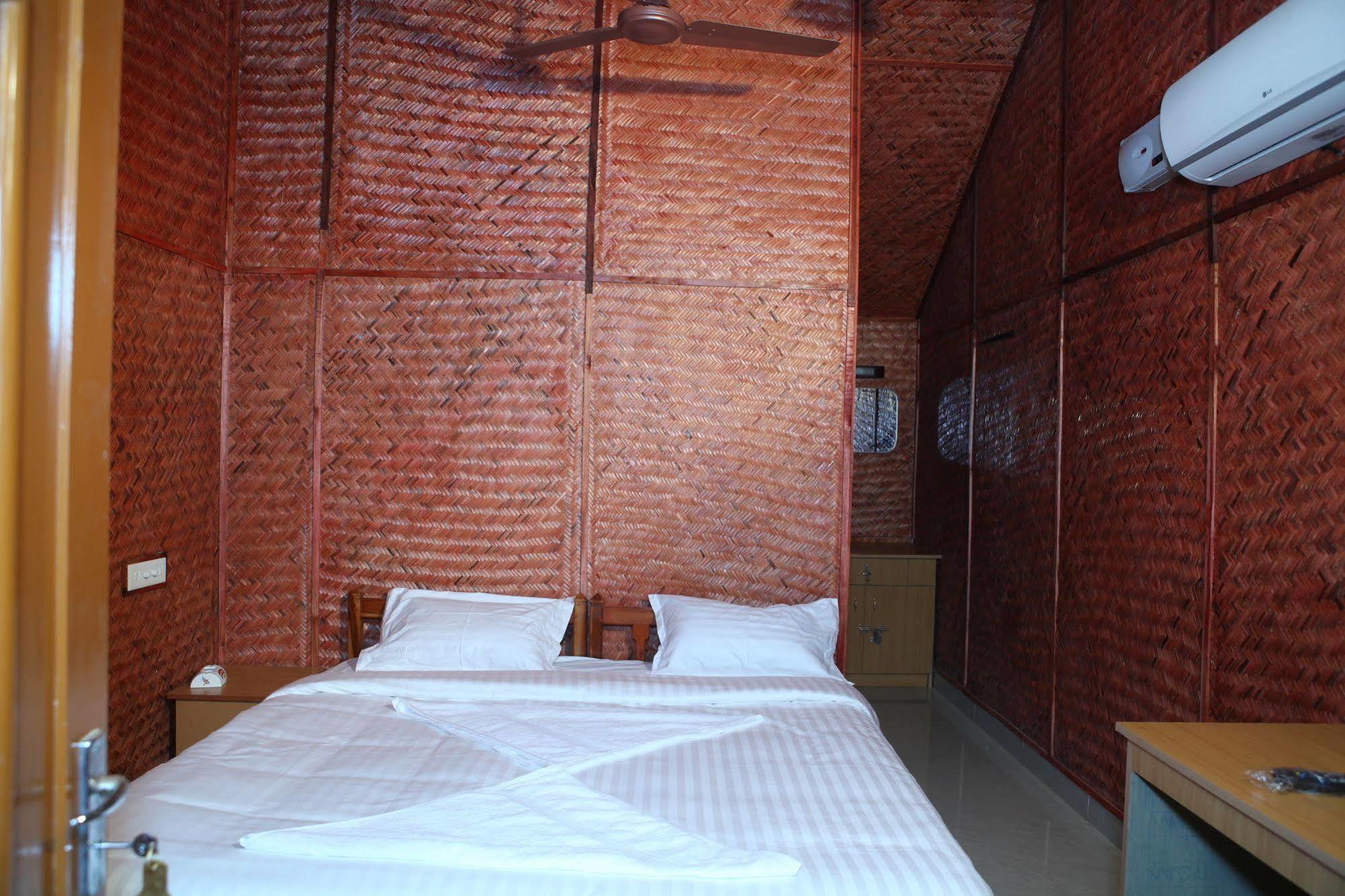 Savithri Inn Bamboo Cottages & Resorts バルカラ エクステリア 写真