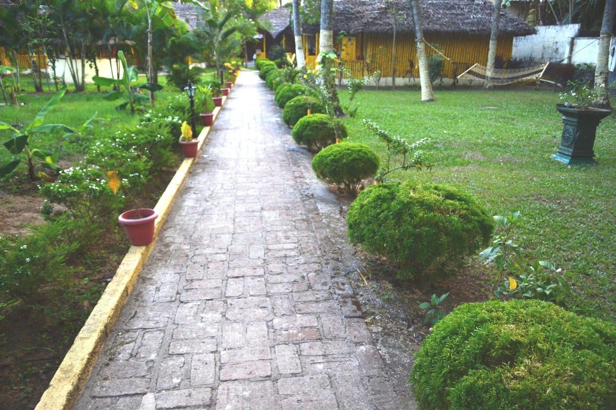 Savithri Inn Bamboo Cottages & Resorts バルカラ エクステリア 写真
