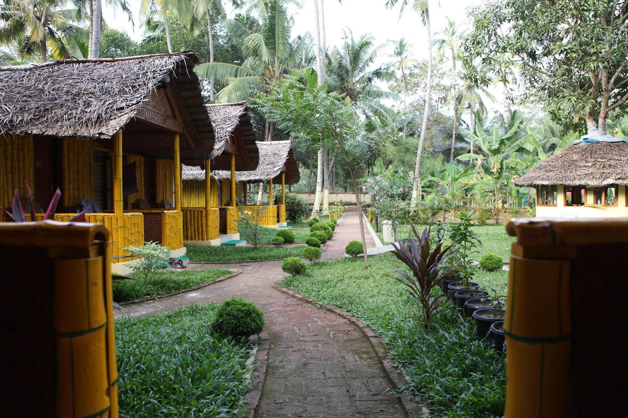 Savithri Inn Bamboo Cottages & Resorts バルカラ エクステリア 写真