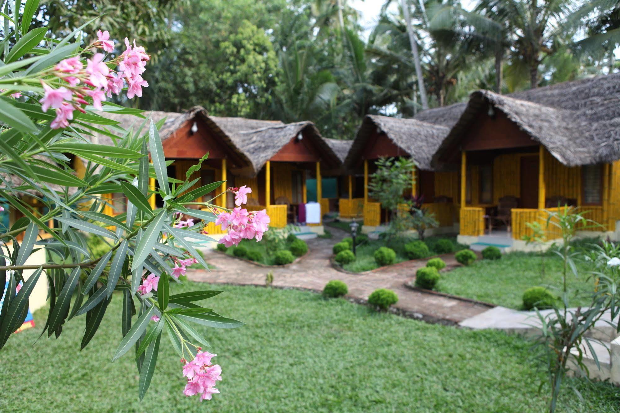 Savithri Inn Bamboo Cottages & Resorts バルカラ エクステリア 写真